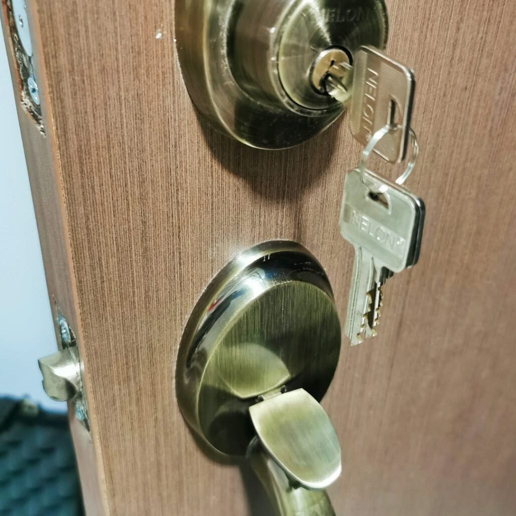 Main door lock set